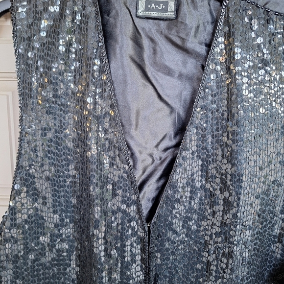 A.J. Sequined Vest SzL/XL Black Lined Tie Back Single Hook Closure Very Nice - Picture 3 of 9